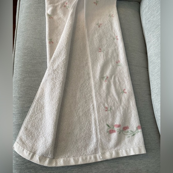 Set of 2 White with Pink Rosebuds Bath Towels Signature by Fieldcrest Mills - Picture 5 of 8